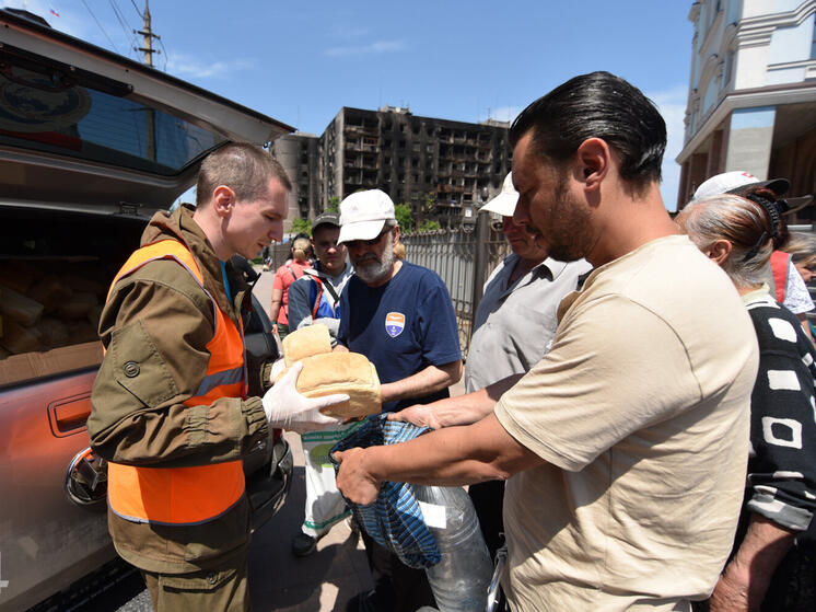 Жители Донецка получили десятки гуманитарных наборов от Народной дружины