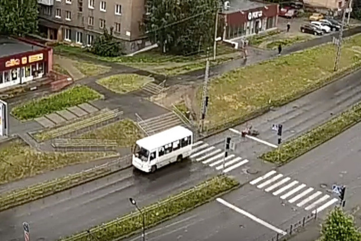 Микроавтобус сбил девушку на велосипеде в Петрозаводске