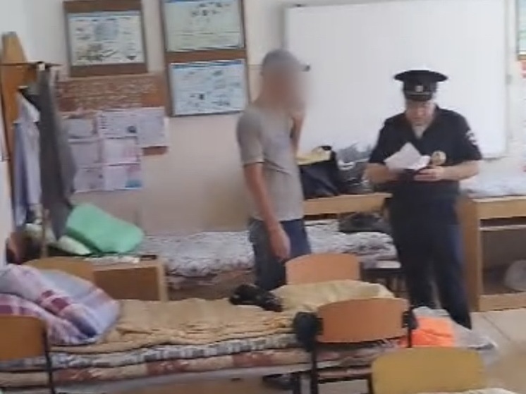 Нелегальные мигранты попытались сбежать при виде полиции со стройки в Саках