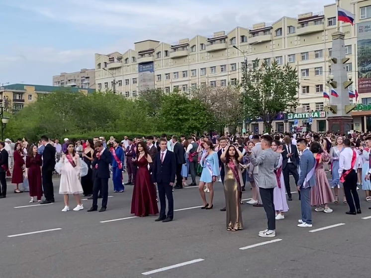 Больше 500 выпускников в Чите станцевали полонез на площади Ленина