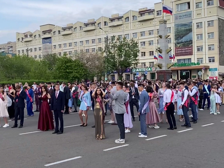 Городской выпускной начался на главной площади Читы