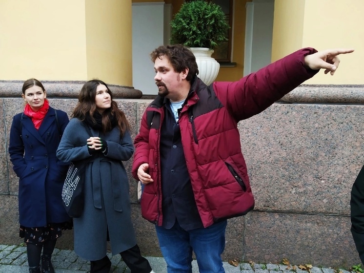 "С тех пор по замку гуляют привидения"