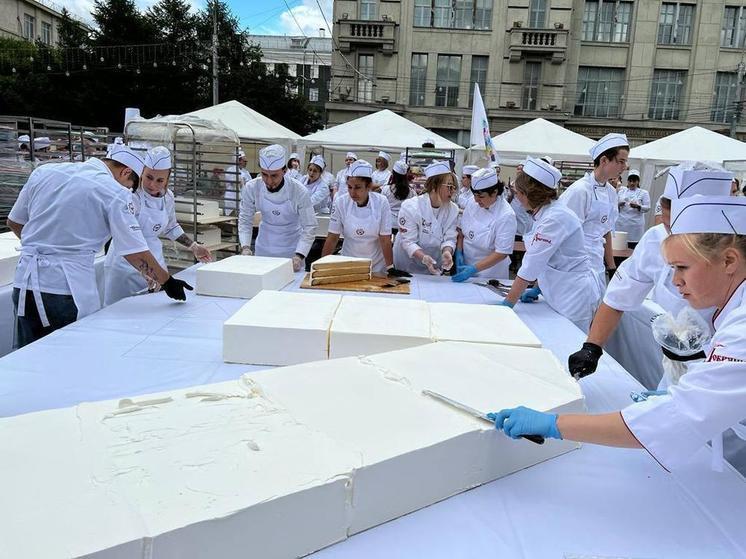 В Новосибирске испекли огромный торт весом 1030 кг в честь Дня города
