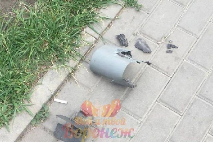 В Воронеже упавший снаряд повредил десяток автомобилей на парковке в Озерках