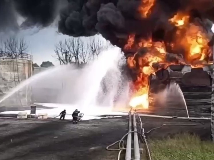 К тушению пожара на нефтебазе в Воронеже привлекли пожарный поезд со 195 тоннами воды