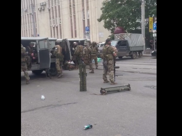 Появилось новое видео ЧВК "Вагнер" в Ростове: "Выгружают оружие"