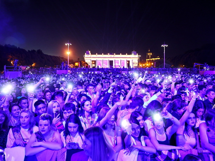 Сколько стоили платья для одиннадцатиклассниц и костюмы для мальчиков