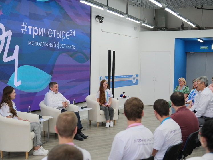Волгоградский губернатор встретился с молодежью новых регионов РФ