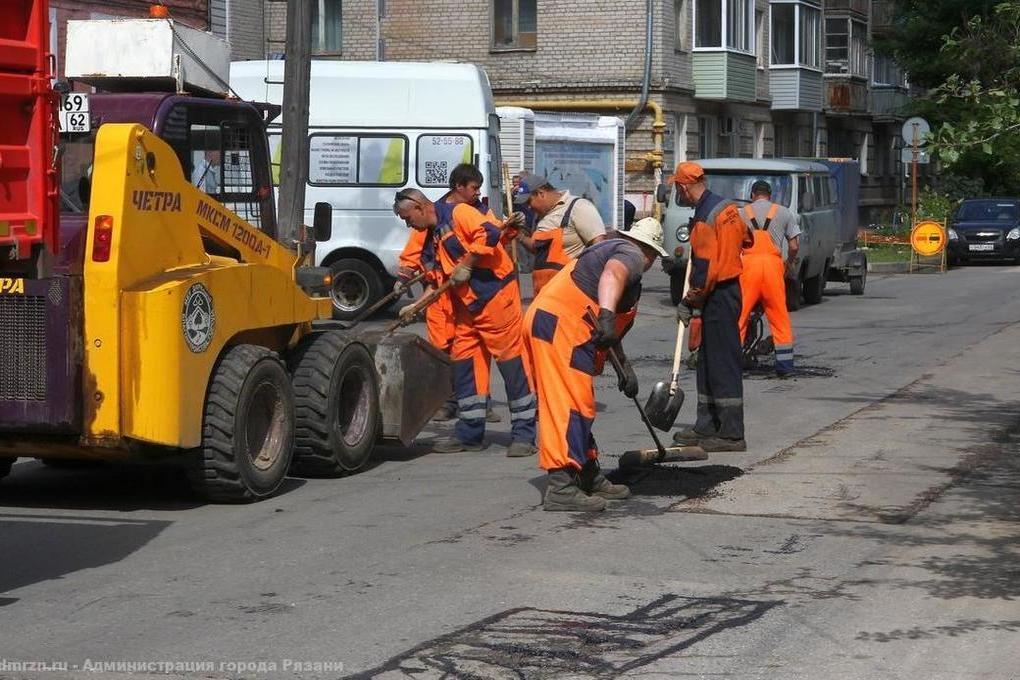 За неделю в Рязани отремонтировали 1200 квадратных метров дорог