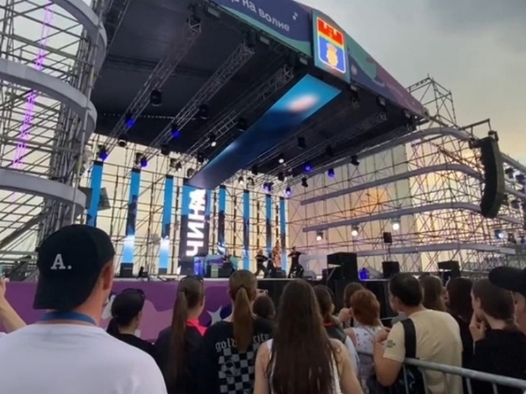 На Центральной набережной Волгограда начался финальный концерт фестиваля #ТриЧетыре