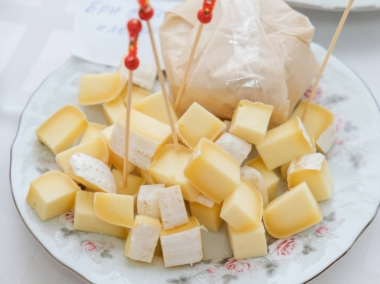 Диетологи назвали 4 вида сыра, которые не навредят при высоком холестерине