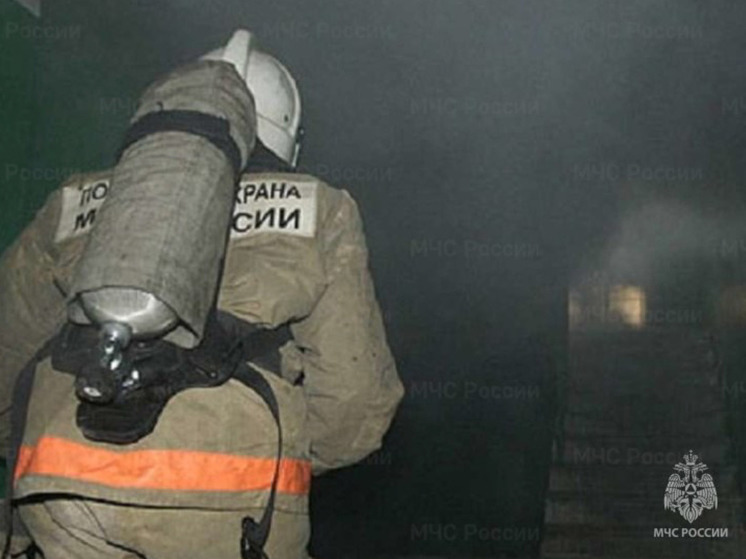 Пожарные потушили склад в Южно-Сахалинске