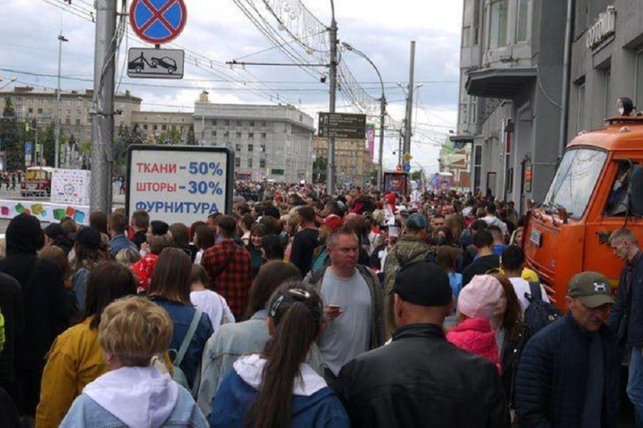 В центре Новосибирска началась давка во время раздачи бесплатного торта