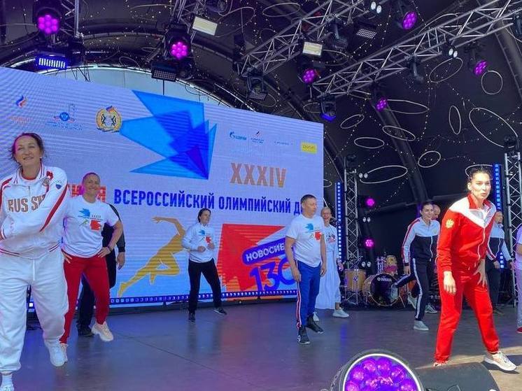 В Новосибирске космонавт Анна Кикина провела зарядку чемпионов 25 июня на День города