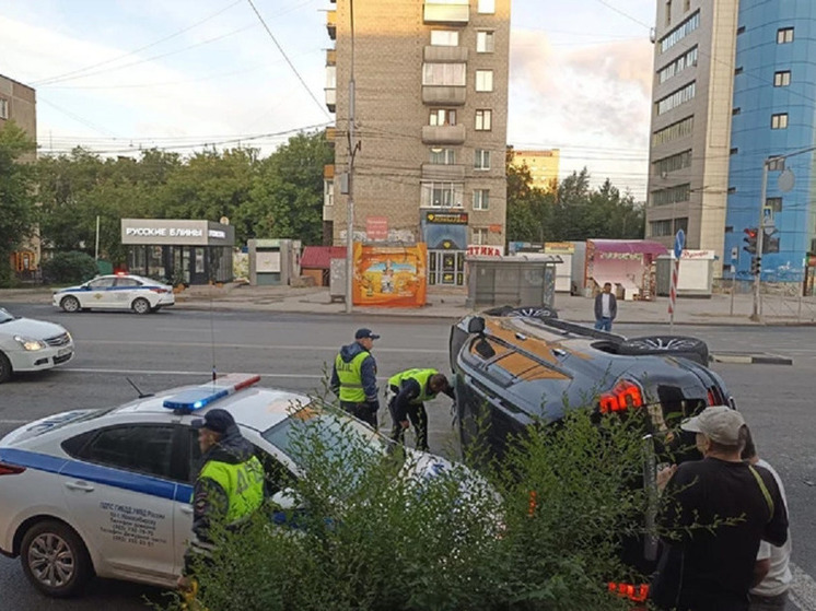 В Новосибирске женщина на автомобиле врезалась в машину ДПС