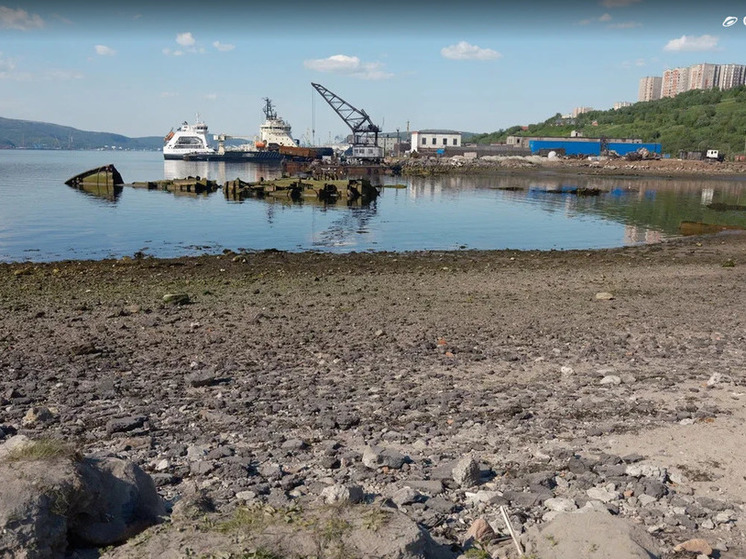 Со дна Кольского залива подняли часть затонувшего судна