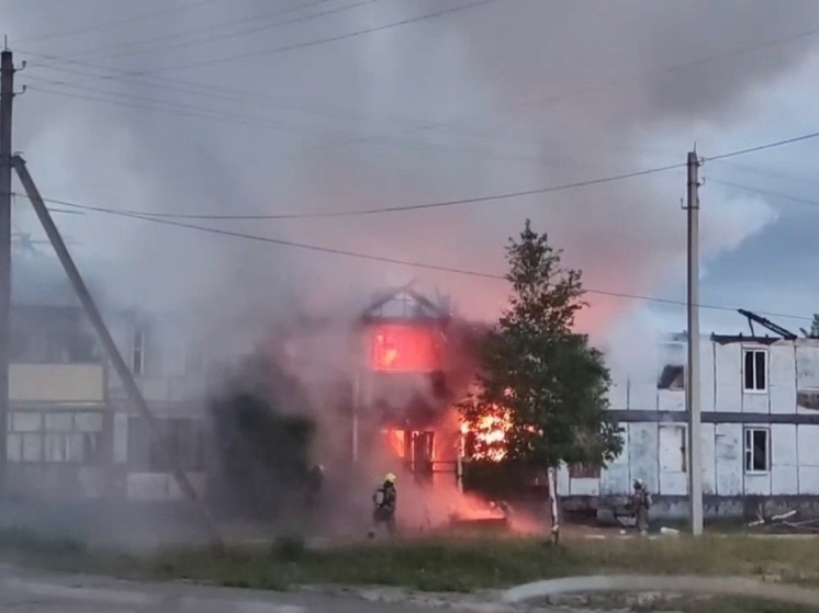 В Ноябрьске снова загорелся полыхавший в мае аварийный дом