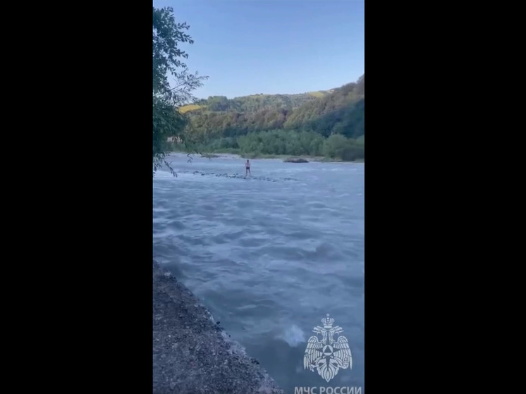 Спасатели эвакуировали посреди реки Ардон троих жителей Северной Осетии