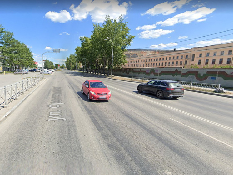 Водитель такси врезался в трактор в Екатеринбурге