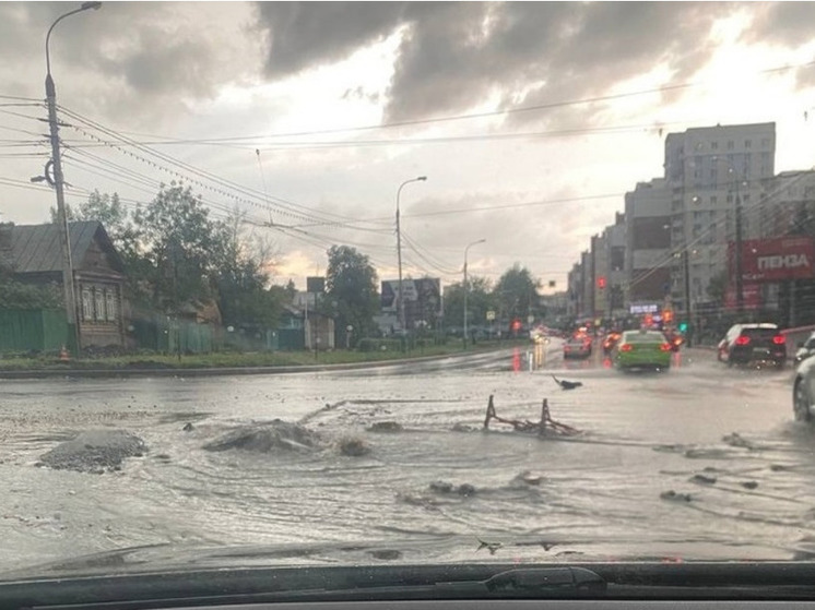 В Пензе улицу Пушкина затопило после ливня