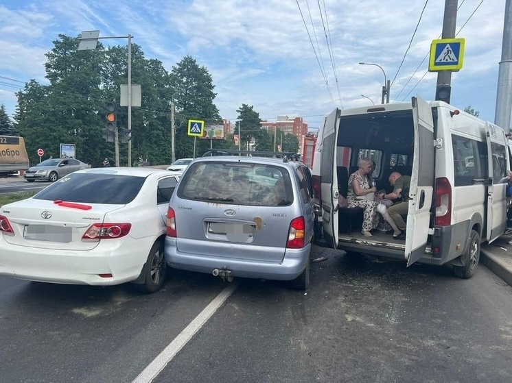 8 человек пострадали в ДТП с маршруткой в Брянске