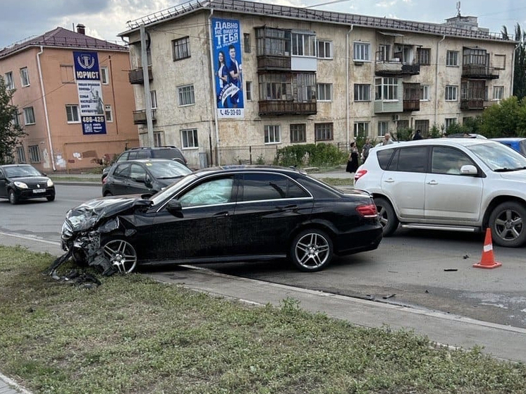 Омский подросток забрал у матери автомобиль и попал в аварию