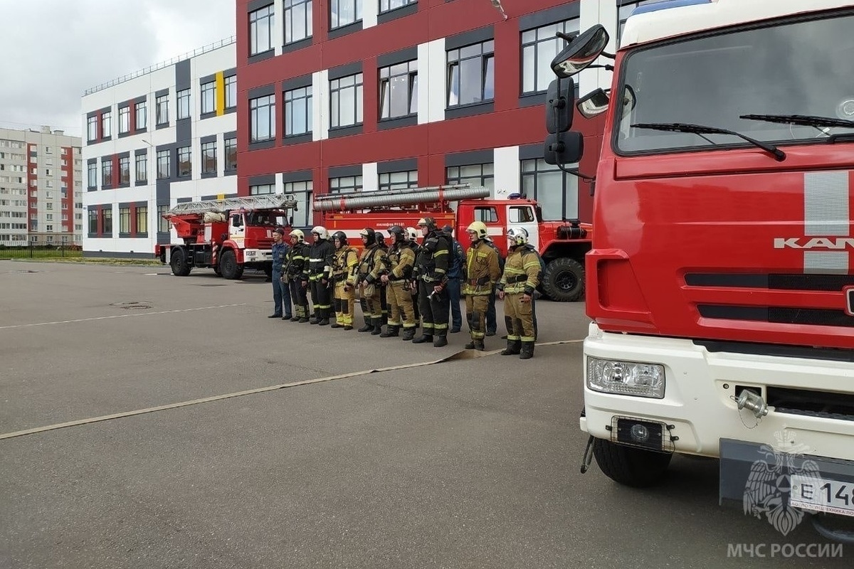 Новгородские пожарные познакомили школьников со своей профессией