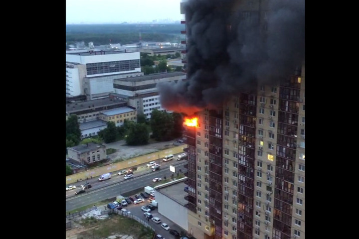 Два человека погибли на пожаре в многоэтажном жилом доме в Подмосковье