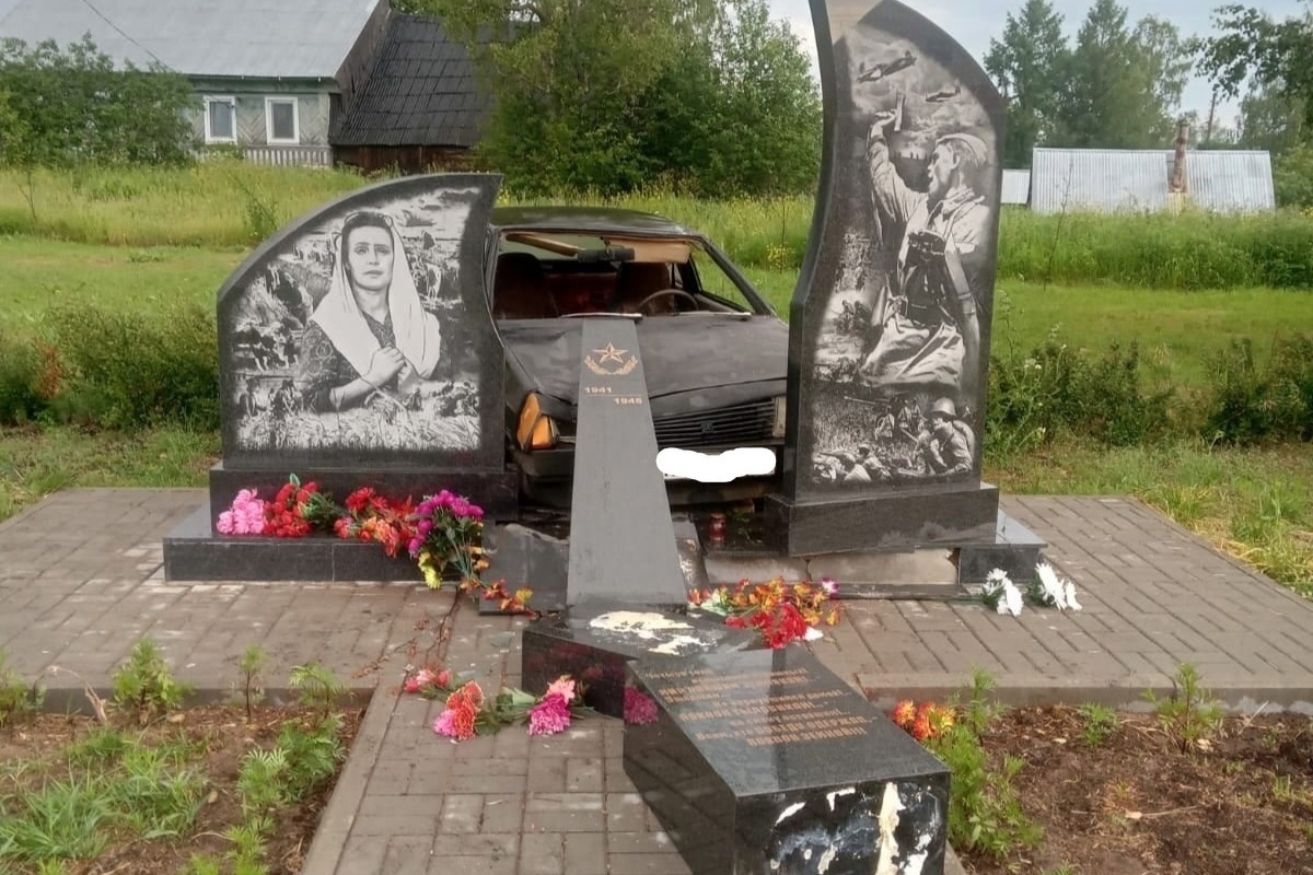 В Тверской области водитель снес памятник героям войны