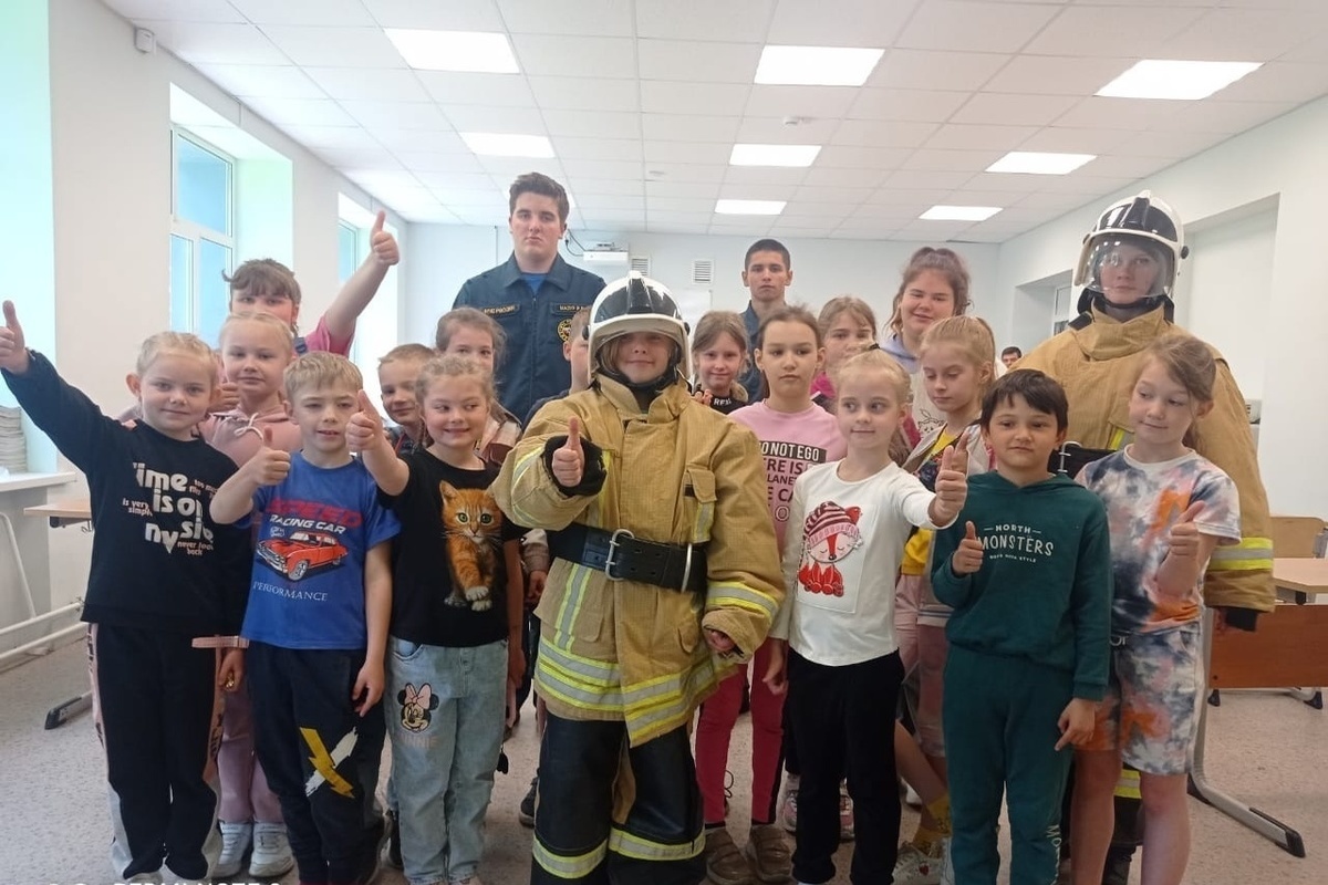 К воспитанникам школьного лагеря в Серпухове пришли пожарные