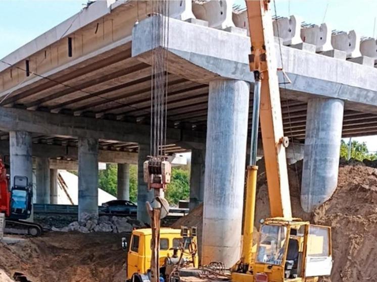 Строители начали отсыпку площадки у Славянского моста в Брянске