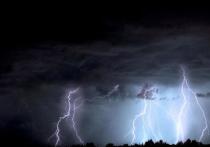 Крайне неблагоприятные погодные условия ожидаются в Ленобласти с 11 утра до двух часов дня 26 июня. Об этом предупредили в пресс-службе ГУ МЧС по региону.
