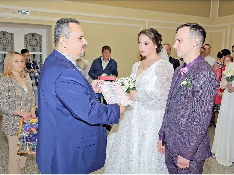 В День Республики в Чувашии поженились 86 пар