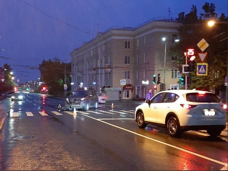 Пожилой водитель проехал "на красный" и устроил ДТП с пострадавшими в центре Петрозаводска