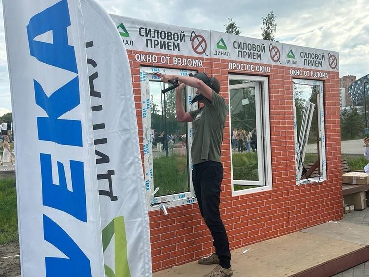 В Новосибирске более 100 мужчин три часа пытались взломать окна в «Арене» на День города