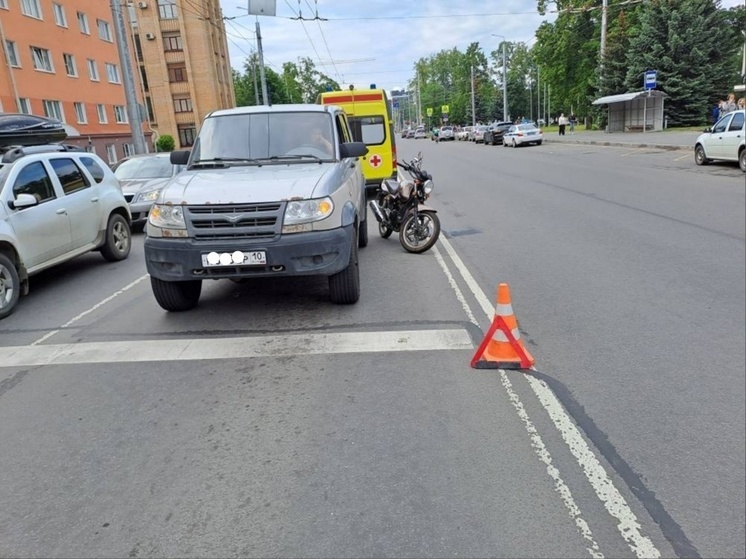 Мотоциклист в Петрозаводске проверил на прочность УАЗ и пострадал