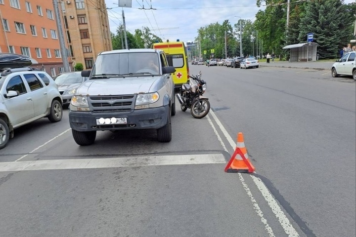 Мотоциклист в Петрозаводске проверил на прочность УАЗ и пострадал