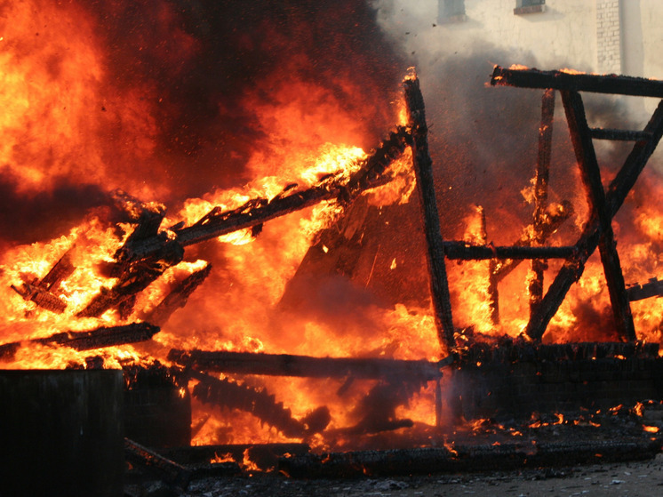 Пожарные час тушили полыхающий дом в Запорожье утром понедельника