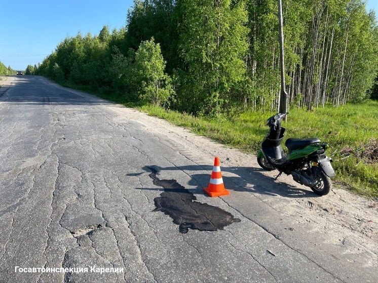 Водитель мопеда госпитализирован после падения на дороге в Карелии