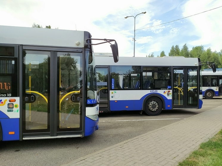 В Архангельске пассажир выпрыгнул из автобуса с открытыми дверями на полном ходу