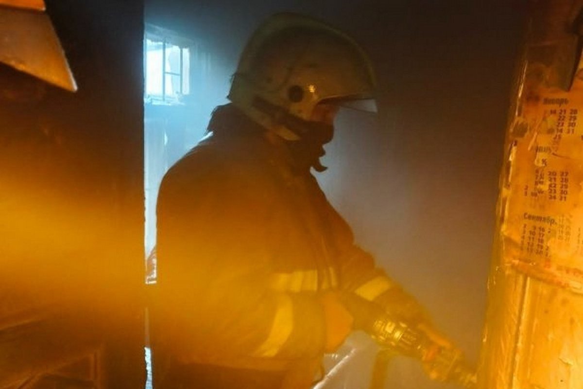 В Курске в результате пожара в доме на 2-ой Фатежской пострадала 25-летняя девушка
