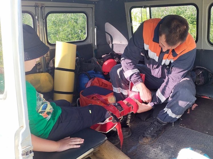 Спасатели Апшеронского отряда помогли мальчику, получившему травму в походе