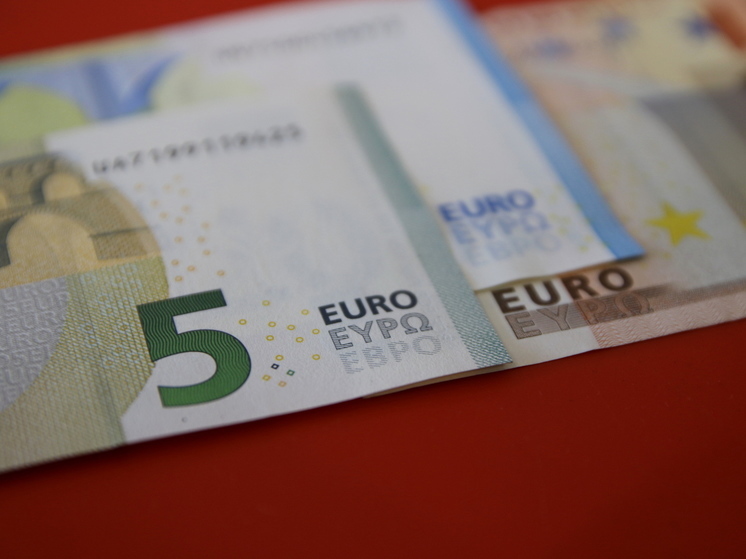 Politico: для финансирования Зеленского Евросоюз использует внебюджетный фонд мира