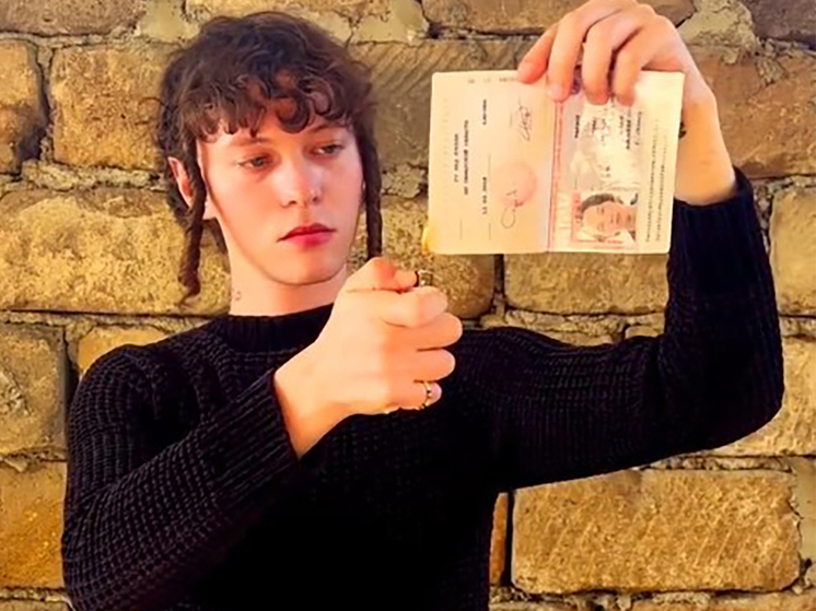 Певец Шарлот сжег паспорт и отказался считать себя россиянином