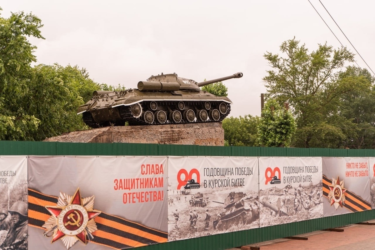 В Курске демонтировали гранитные плиты с памятника «Танкистам-героям Курской битвы»