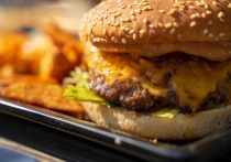 Сеть ресторанов быстрого питания «Вкусно – и точка» поднял цену на некоторые позиции в меню с 26 июня. Об этом сообщило РИА «Новости».
