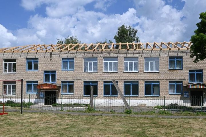 В Залегощенском районе Орла продолжают ремонт крыши детсада «Теремок»
