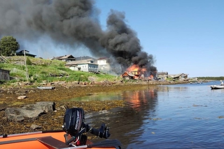 Пожарные продолжают тушить огонь в поселке Карелии, где полыхают три дачи