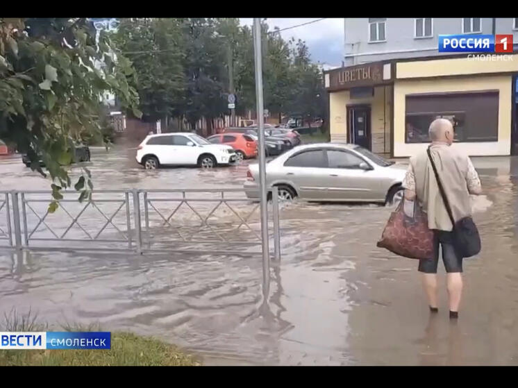 Сильный дождь затопил улицы Смоленска