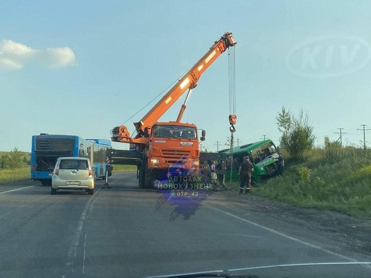 Автобус улетел в кювет в кузбасском городе
